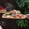 Planche en bois pour petits fours apéritifs avec encoche pour verre