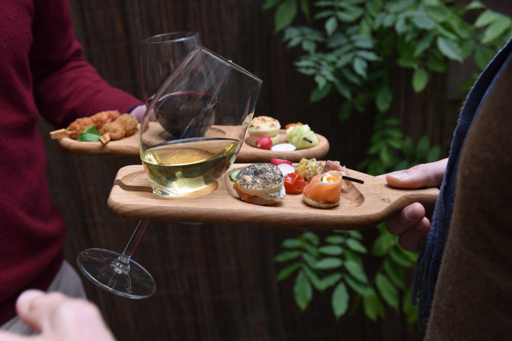 Planche en bois pour petits fours apéritifs avec encoche pour verre