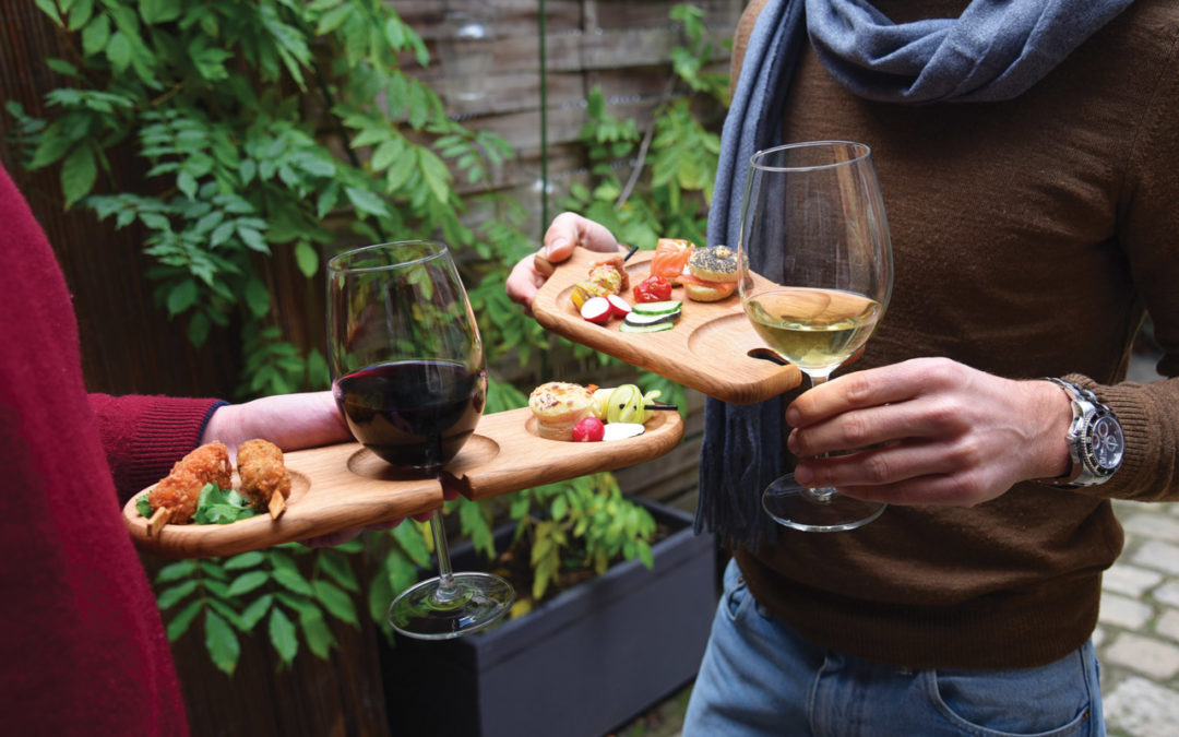 Assiettes et plateaux de service en bois pour service traiteur debout