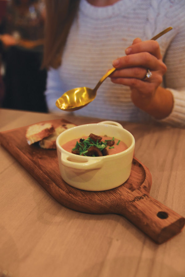 Plat de service en bois pour un service naturel au restaurant