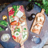Grands plateaux design en bois pour la présentation d'un apéritif