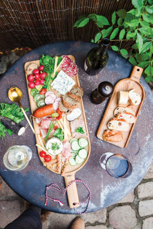 Grands plateaux design en bois pour la présentation d'un apéritif