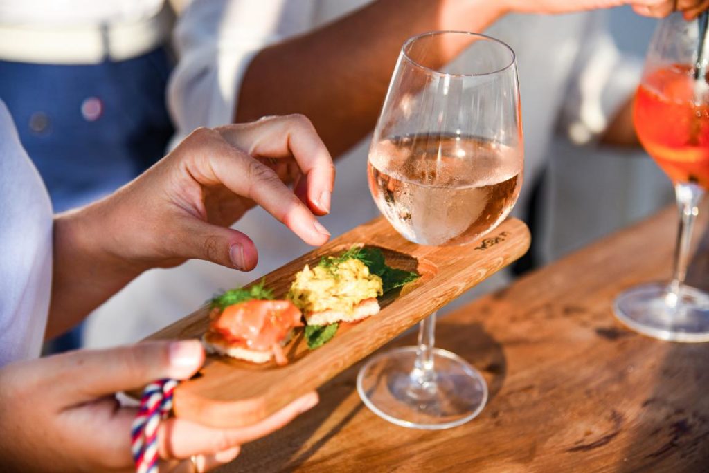 Dégustation traiteur debout: pensez à l'assiette cocktail