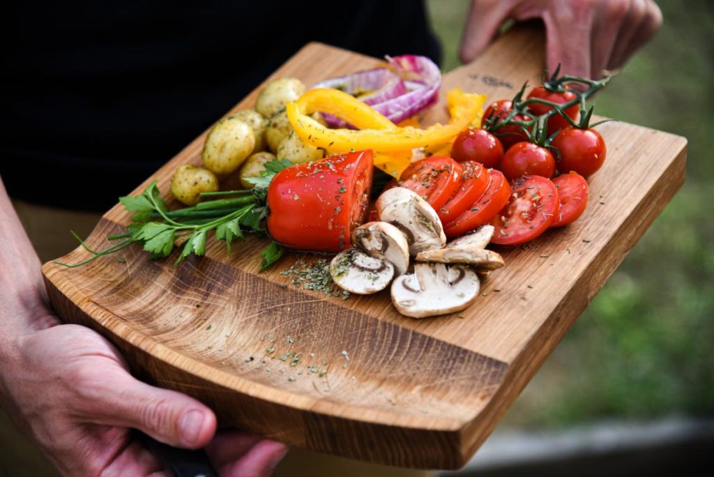 plateau design en bois pour une planche de légume